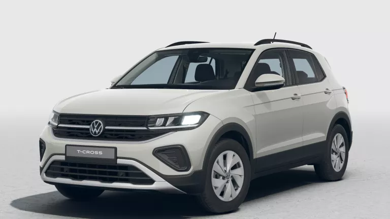 Grauer VW T-Cross mit fünf Türen, LED-Scheinwerfern und Radkappen, Frontansicht leicht von rechts