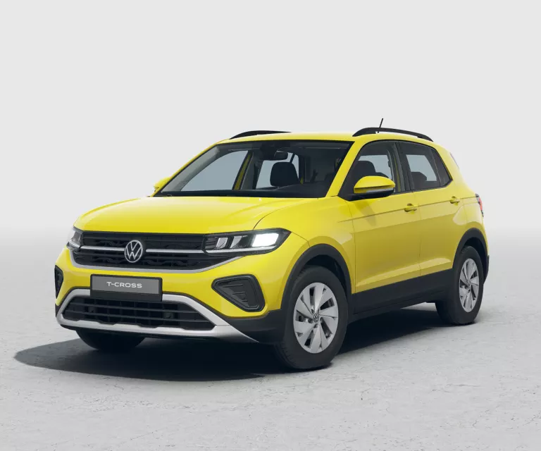 Gelber VW T-Cross mit fünf Türen, LED-Scheinwerfern und Radkappen, Frontansicht leicht von rechts
