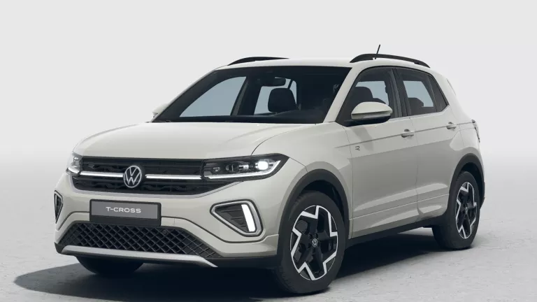 Grauer VW T-Cross mit fünf Türen, LED-Scheinwerfern und Radkappen, Frontansicht leicht von rechts