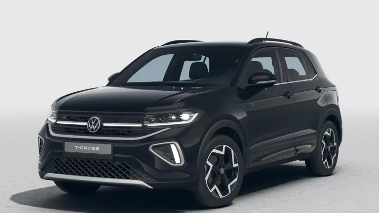 Schwarzer VW T-Cross mit fünf Türen, LED-Scheinwerfern und Radkappen, Frontansicht leicht von rechts