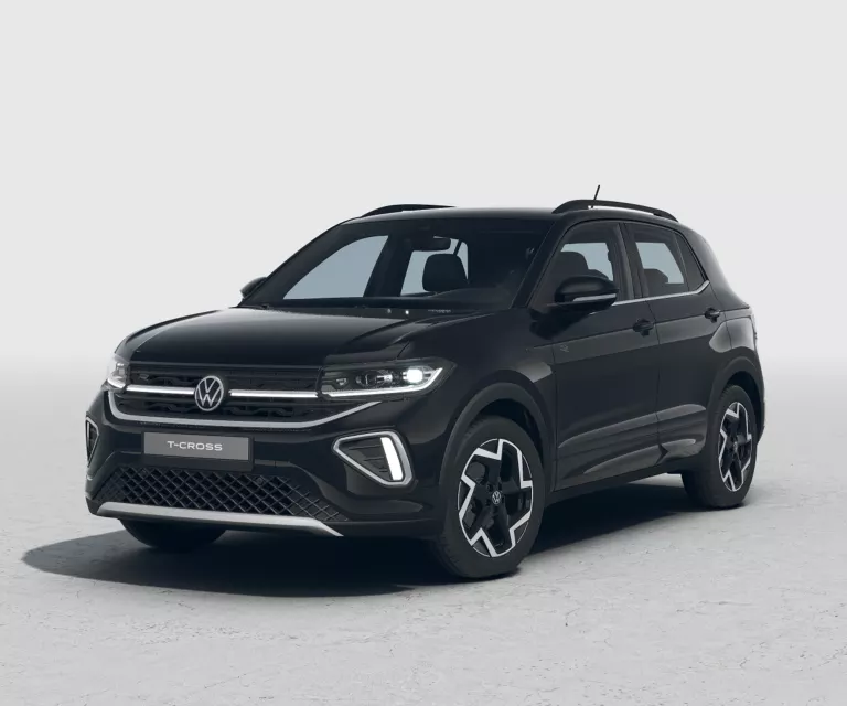 Schwarzer VW T-Cross mit fünf Türen, LED-Scheinwerfern und Radkappen, Frontansicht leicht von rechts