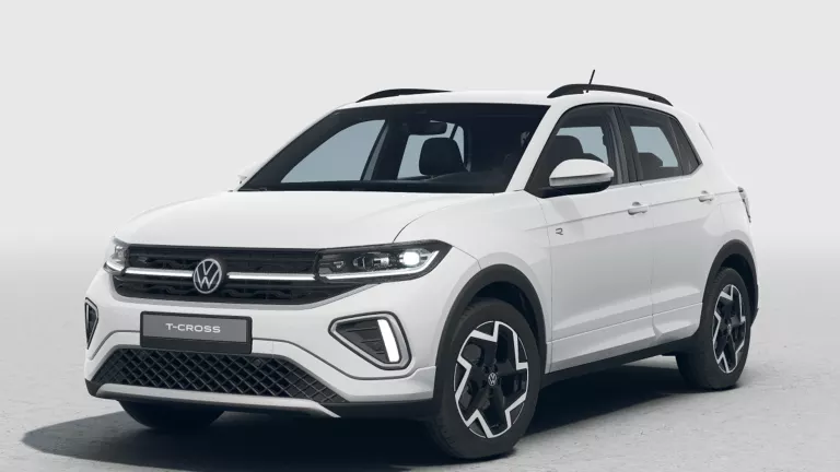 Weißer VW T-Cross mit fünf Türen, LED-Scheinwerfern und Radkappen, Frontansicht leicht von rechts
