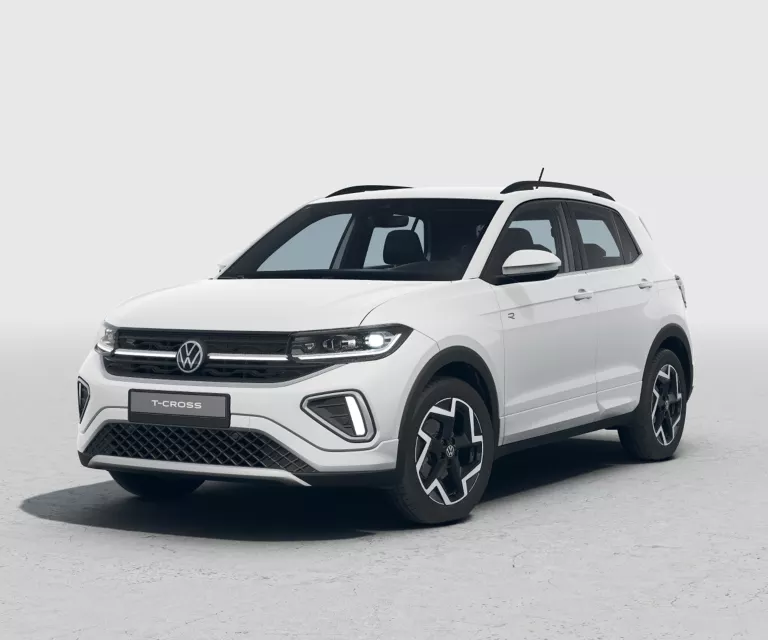 Weißer VW T-Cross mit fünf Türen, LED-Scheinwerfern und Radkappen, Frontansicht leicht von rechts