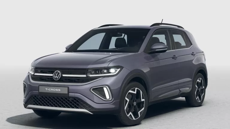 Grauer VW T-Cross mit fünf Türen, LED-Scheinwerfern und Radkappen, Frontansicht leicht von rechts