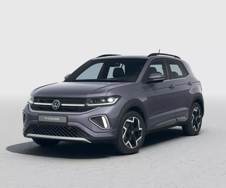 Grauer VW T-Cross mit fünf Türen, LED-Scheinwerfern und Radkappen, Frontansicht leicht von rechts