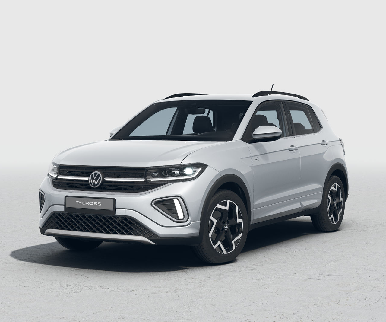 Silberner VW T-Cross mit fünf Türen, LED-Scheinwerfern und Radkappen, Frontansicht leicht von rechts