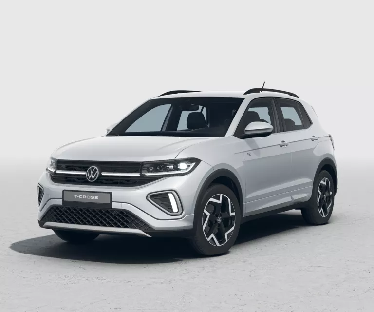 Silberner VW T-Cross mit fünf Türen, LED-Scheinwerfern und Radkappen, Frontansicht leicht von rechts