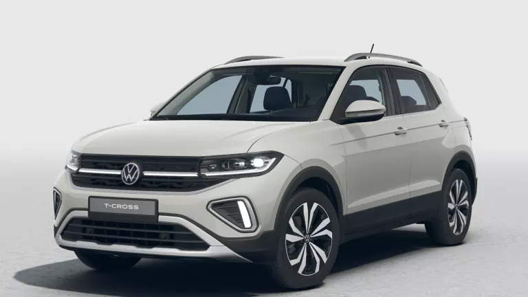 Gelber VW T-Cross mit fünf Türen, LED-Scheinwerfern und Radkappen, Frontansicht leicht von rechts