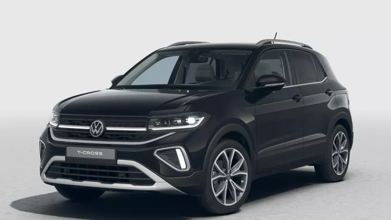 Schwarzer VW T-Cross mit fünf Türen, LED-Scheinwerfern und Radkappen, Frontansicht leicht von rechts