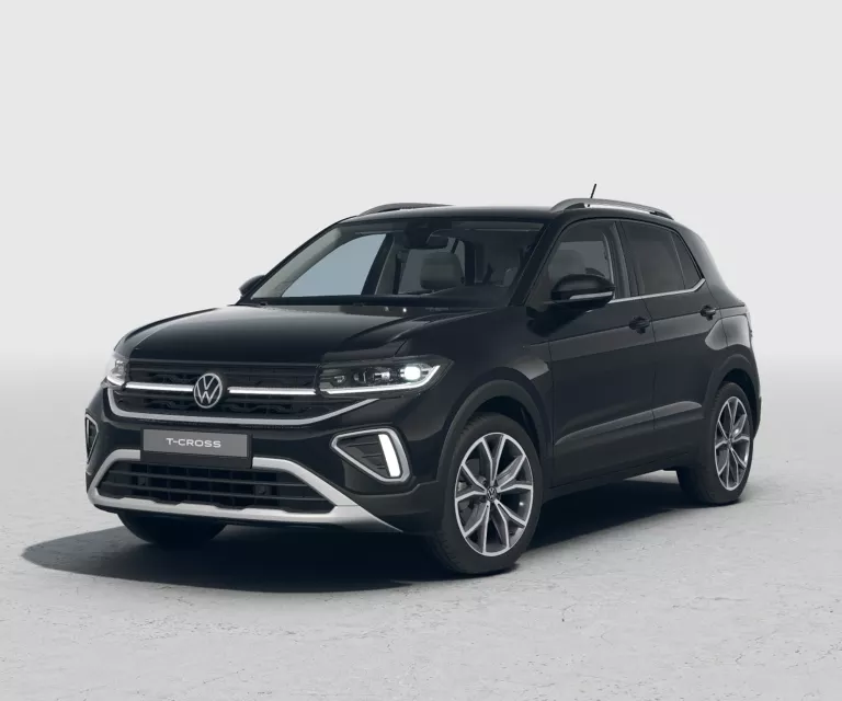Schwarzer VW T-Cross mit fünf Türen, LED-Scheinwerfern und Radkappen, Frontansicht leicht von rechts