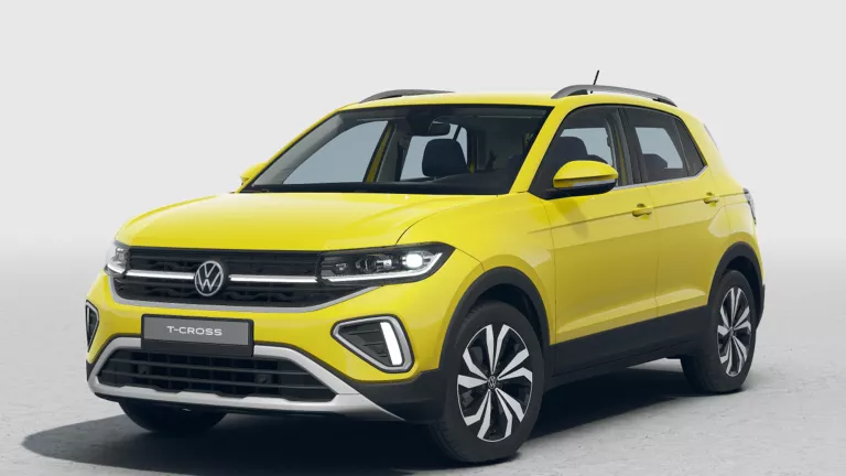 Gelber VW T-Cross mit fünf Türen, LED-Scheinwerfern und Radkappen, Frontansicht leicht von rechts