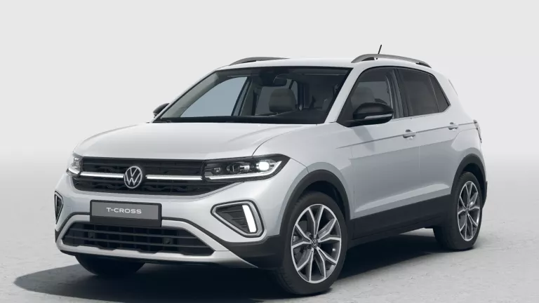 Silberner VW T-Cross mit fünf Türen, LED-Scheinwerfern und Radkappen, Frontansicht leicht von rechts
