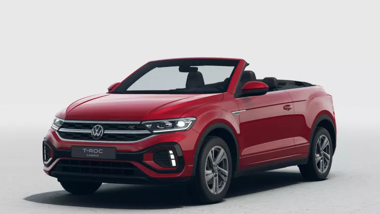 Roters VW T-Roc Cabrio mit geöffnetem Verdeck, Front- und Seitenansicht auf grauem Untergrund