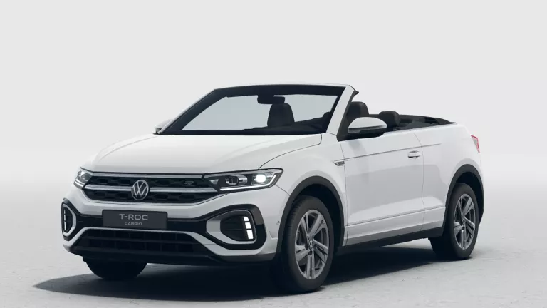Weißes VW T-Roc Cabrio mit geöffnetem Verdeck, Front- und Seitenansicht auf grauem Untergrund