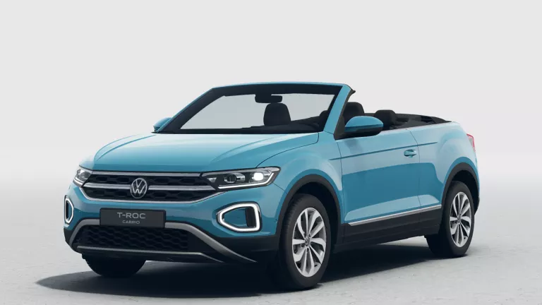 Hellblaues VW T-Roc Cabrio mit geöffnetem Verdeck, Front- und Seitenansicht auf grauem Untergrund