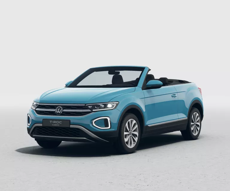 Hellblaues VW T-Roc Cabrio mit geöffnetem Verdeck, Front- und Seitenansicht auf grauem Untergrund