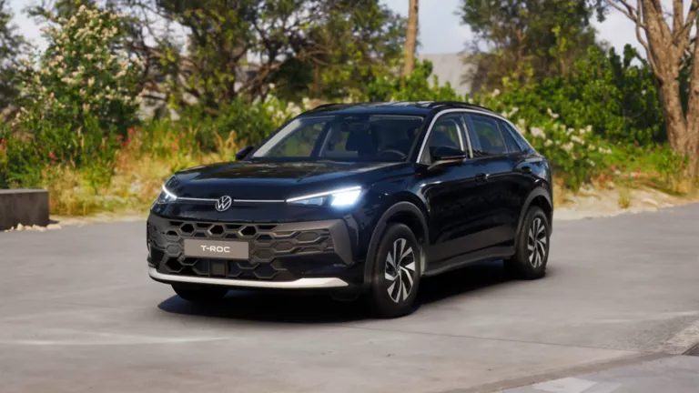 Ein gelber VW T-Roc Life im Halbprofil.