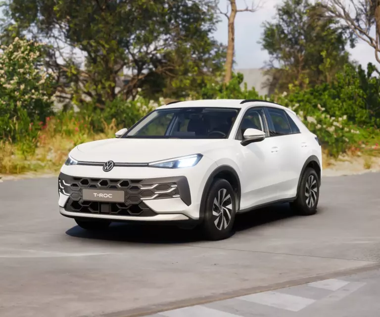 Ein weißer VW T-Roc.