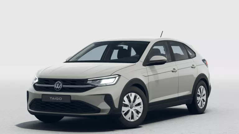 Hellgrauer VW Taigo mit fünf Türen, LED-Scheinwerfern und Radkappen, Frontansicht leicht von rechts
