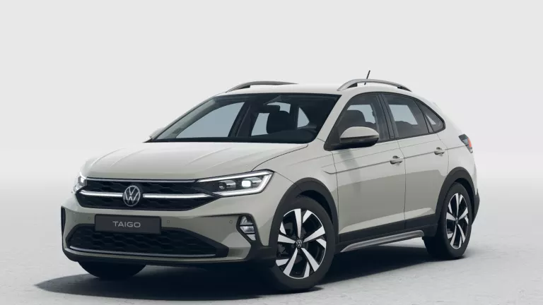 Frontale Ansicht eines grauen VW Taigo