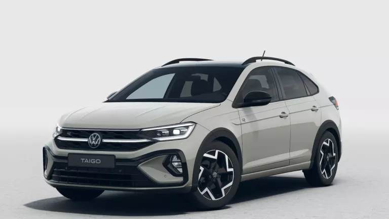 Hellgrauer VW Taigo mit fünf Türen, LED-Scheinwerfern und Radkappen, Frontansicht leicht von rechts