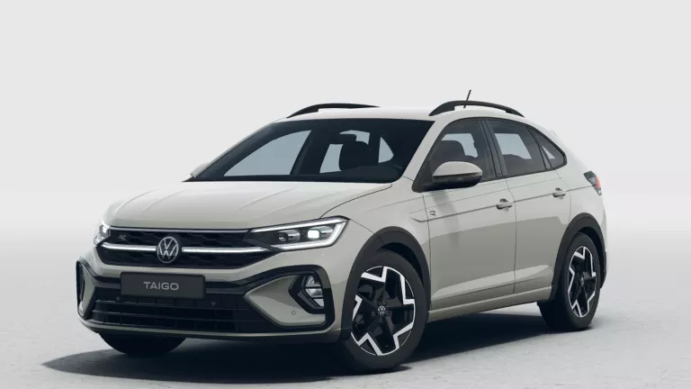 Hellgrauer VW Taigo mit fünf Türen, LED-Scheinwerfern und Radkappen, Frontansicht leicht von rechts