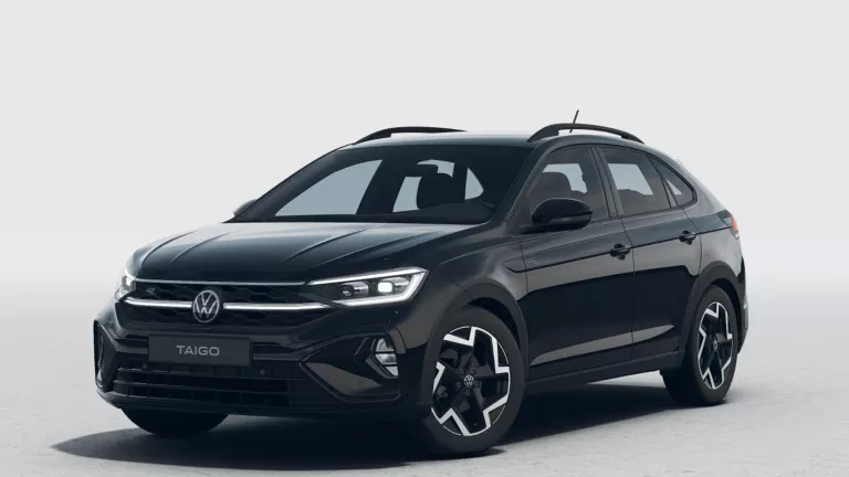 Schwarzer VW Taigo mit fünf Türen, LED-Scheinwerfern und Radkappen, Frontansicht leicht von rechts