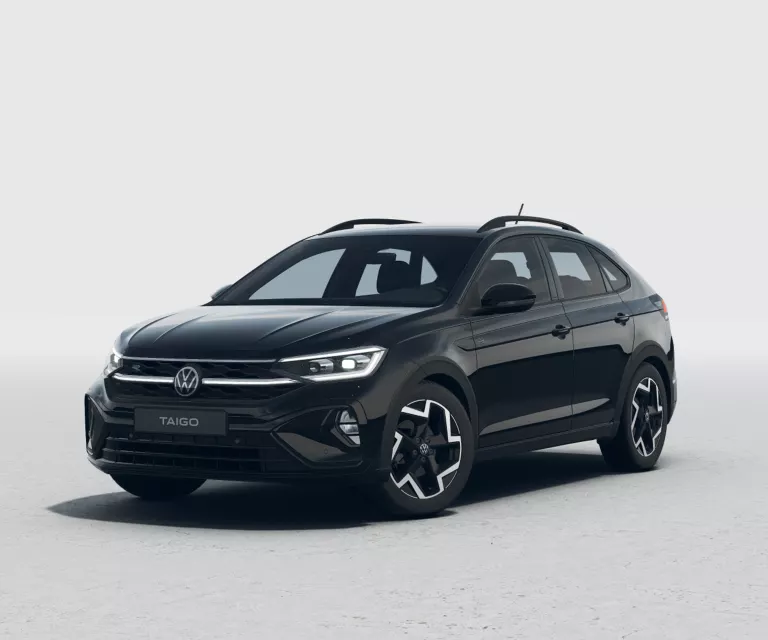 Schwarzer VW Taigo mit fünf Türen, LED-Scheinwerfern und Radkappen, Frontansicht leicht von rechts