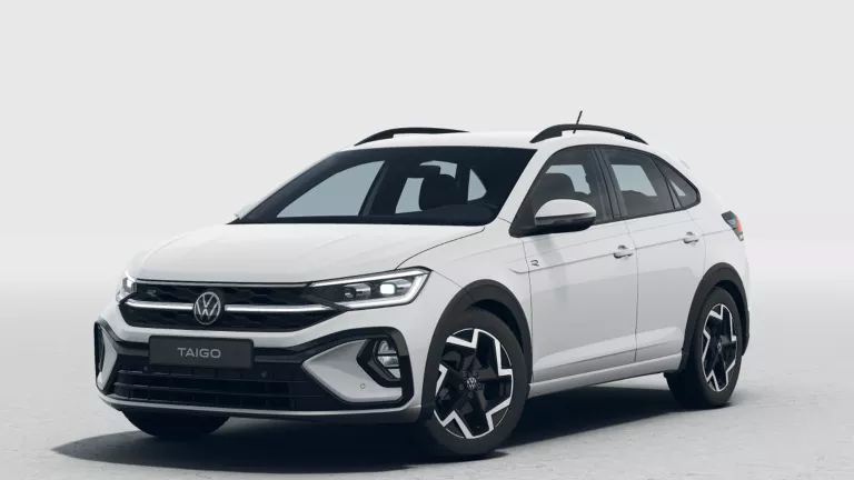 Weißer VW Taigo mit fünf Türen, LED-Scheinwerfern und Radkappen, Frontansicht leicht von rechts