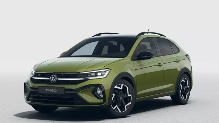 Grüner VW Taigo mit fünf Türen, LED-Scheinwerfern und Radkappen, Frontansicht leicht von rechts