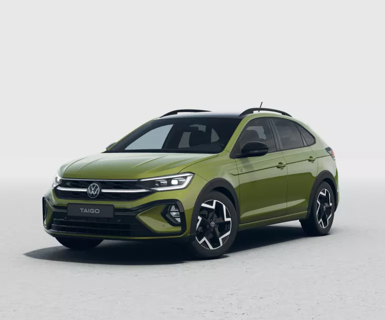 Grüner VW Taigo mit fünf Türen, LED-Scheinwerfern und Radkappen, Frontansicht leicht von rechts