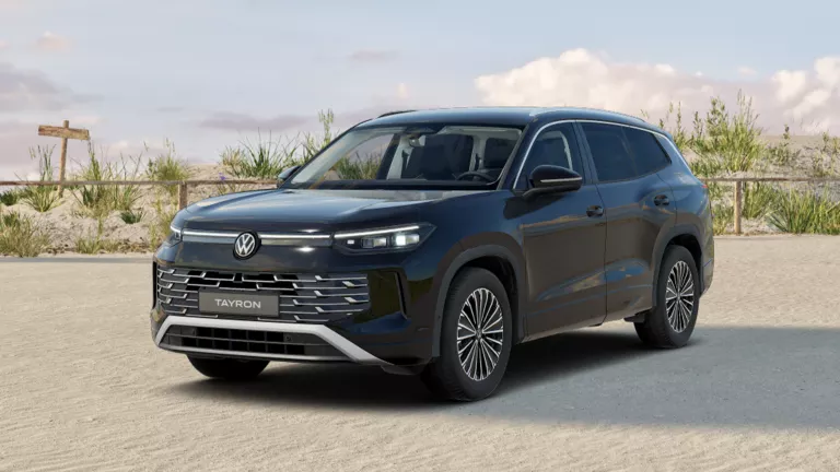 Schwarzer VW Tayron mit fünf Türen, LED-Scheinwerfern und Radkappen, Frontansicht leicht von rechts