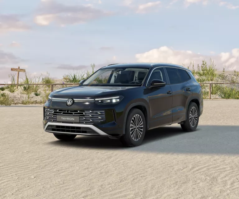 Schwarzer VW Tayron mit fünf Türen, LED-Scheinwerfern und Radkappen, Frontansicht leicht von rechts
