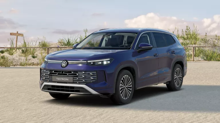 VW Tayron in lila mit fünf Türen, LED-Scheinwerfern und Radkappen, Frontansicht leicht von rechts