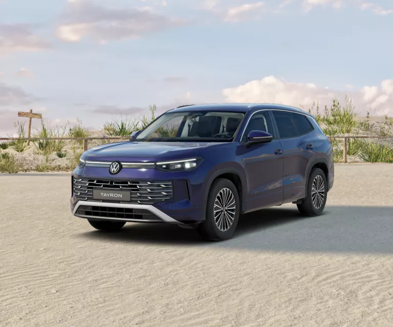 VW Tayron in lila mit fünf Türen, LED-Scheinwerfern und Radkappen, Frontansicht leicht von rechts