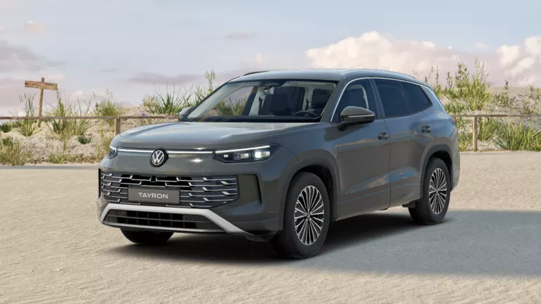 Dunkelgrauer VW Tayron mit fünf Türen, LED-Scheinwerfern und Radkappen, Frontansicht leicht von rechts