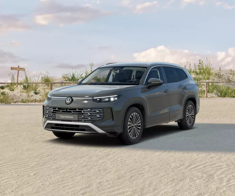 Dunkelgrauer VW Tayron mit fünf Türen, LED-Scheinwerfern und Radkappen, Frontansicht leicht von rechts