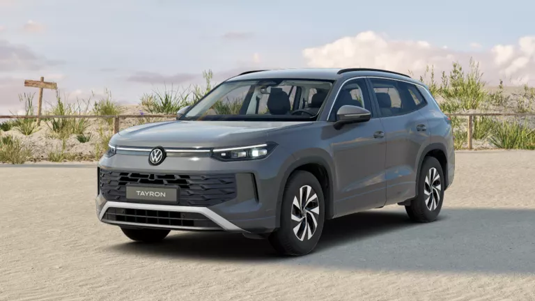 Delfingrauer VW Tayron mit fünf Türen, LED-Scheinwerfern und Radkappen, Frontansicht leicht von rechts