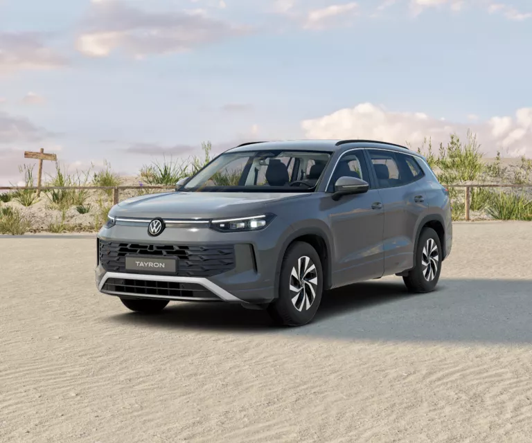 Delfingrauer VW Tayron mit fünf Türen, LED-Scheinwerfern und Radkappen, Frontansicht leicht von rechts