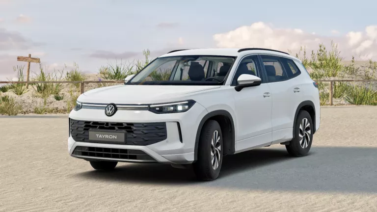 Weißer VW Tayron mit fünf Türen, LED-Scheinwerfern und Radkappen, Frontansicht leicht von rechts