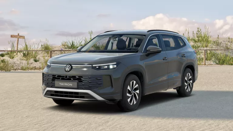 Dunkelgrauer VW Tayron mit fünf Türen, LED-Scheinwerfern und Radkappen, Frontansicht leicht von rechts