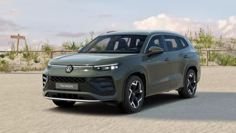 Grüner VW Tayron mit fünf Türen, LED-Scheinwerfern und Radkappen, Frontansicht leicht von rechts