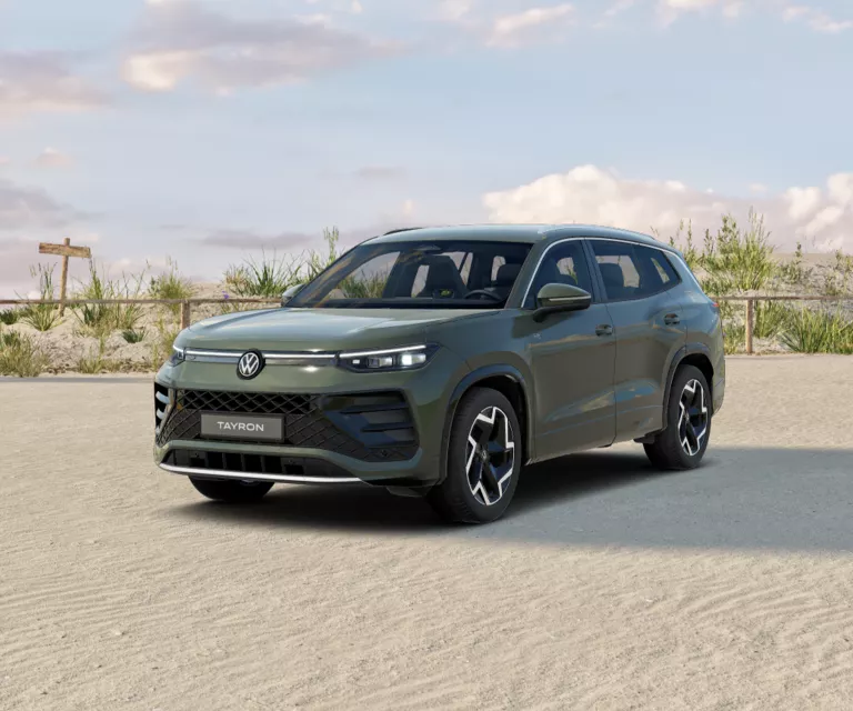 Grüner VW Tayron mit fünf Türen, LED-Scheinwerfern und Radkappen, Frontansicht leicht von rechts