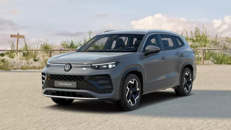 Grauer VW Tayron mit fünf Türen, LED-Scheinwerfern und Radkappen, Frontansicht leicht von rechts