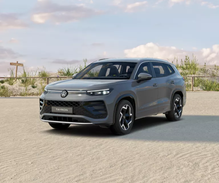 Grauer VW Tayron mit fünf Türen, LED-Scheinwerfern und Radkappen, Frontansicht leicht von rechts