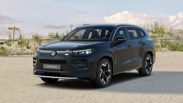 Schwarzer VW Tayron mit fünf Türen, LED-Scheinwerfern und Radkappen, Frontansicht leicht von rechts