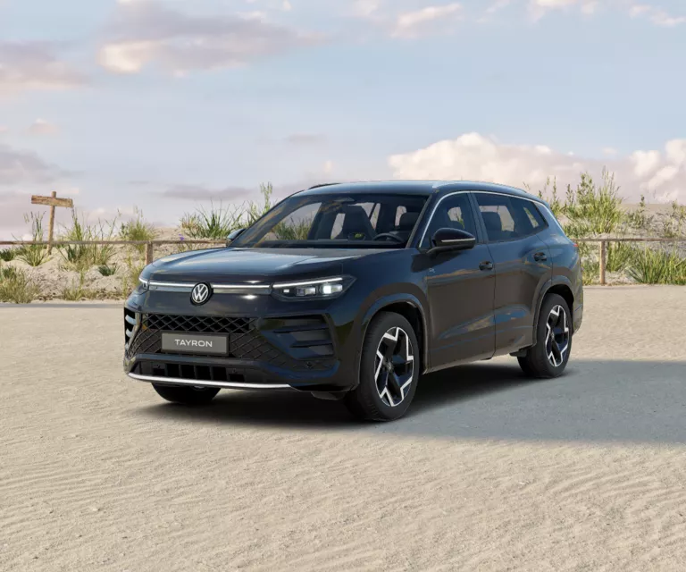 Schwarzer VW Tayron mit fünf Türen, LED-Scheinwerfern und Radkappen, Frontansicht leicht von rechts