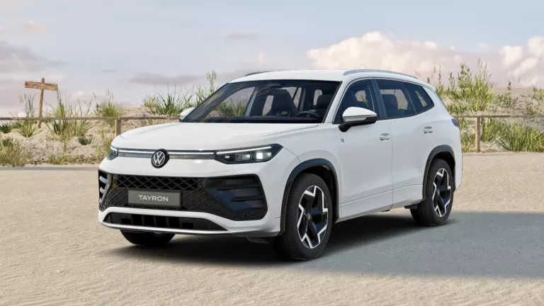 Weißer VW Tayron mit fünf Türen, LED-Scheinwerfern und Radkappen, Frontansicht leicht von rechts