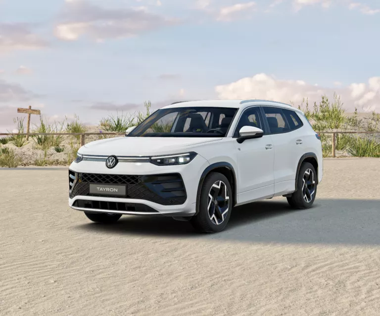 Weißer VW Tayron mit fünf Türen, LED-Scheinwerfern und Radkappen, Frontansicht leicht von rechts