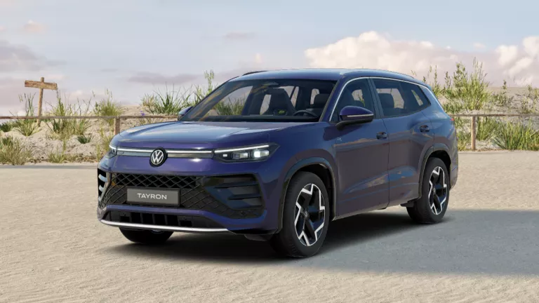 Violetter VW Tayron mit fünf Türen, LED-Scheinwerfern und Radkappen, Frontansicht leicht von rechts